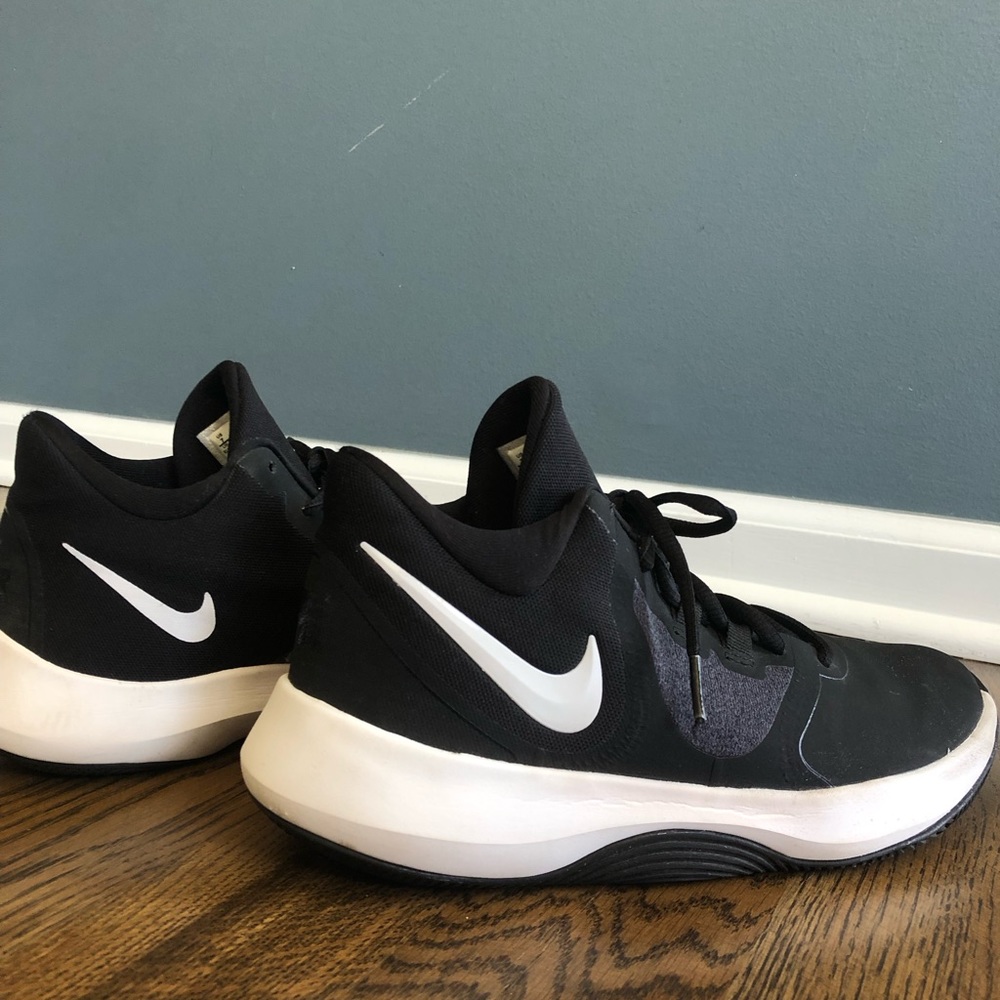 Size 7 woman’s nike air basketball shoes